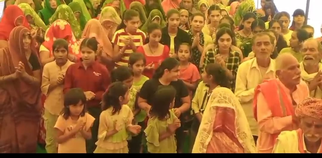 ग्राम भील खेड़ी बरामद में श्री राम मंदिर धर्मशाला में चल रही संगीतमय श्रीमद्भागवत कथा